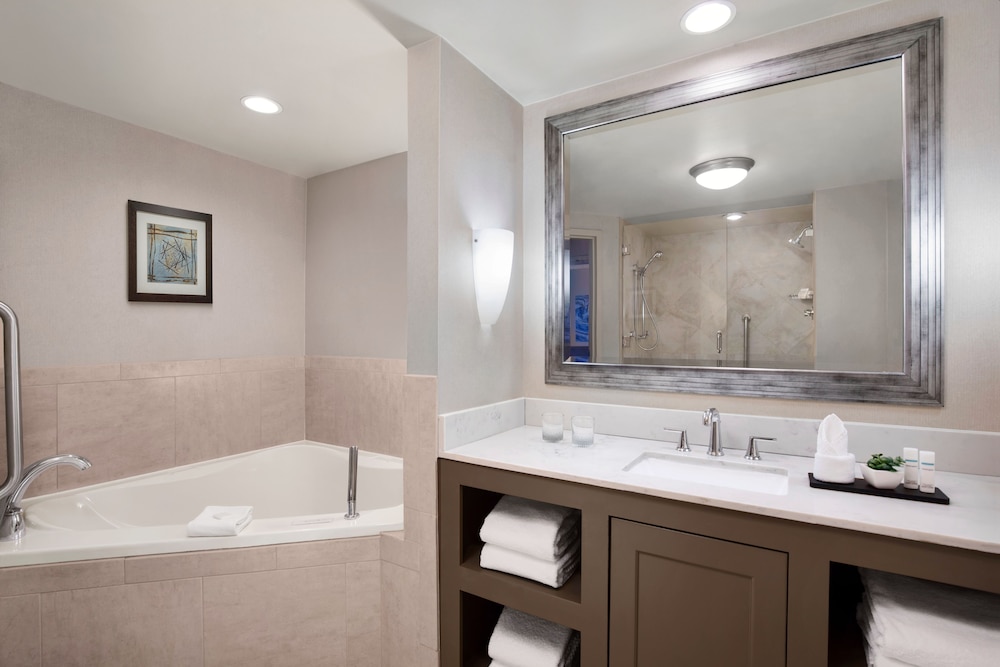Suite, 1 King Bed, Jetted Tub, City View