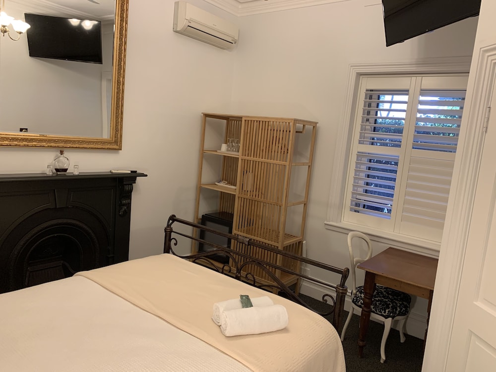 Queen Room Ensuite