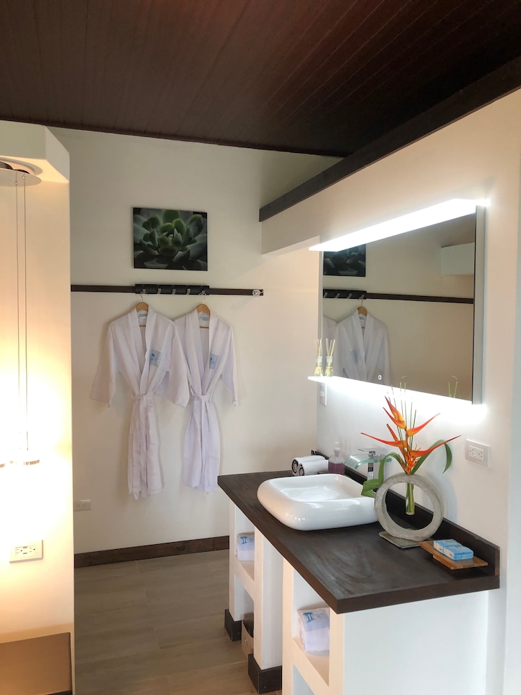 Deluxe Studio Suite, 1 Queen Bed, Partial Ocean View photo 3