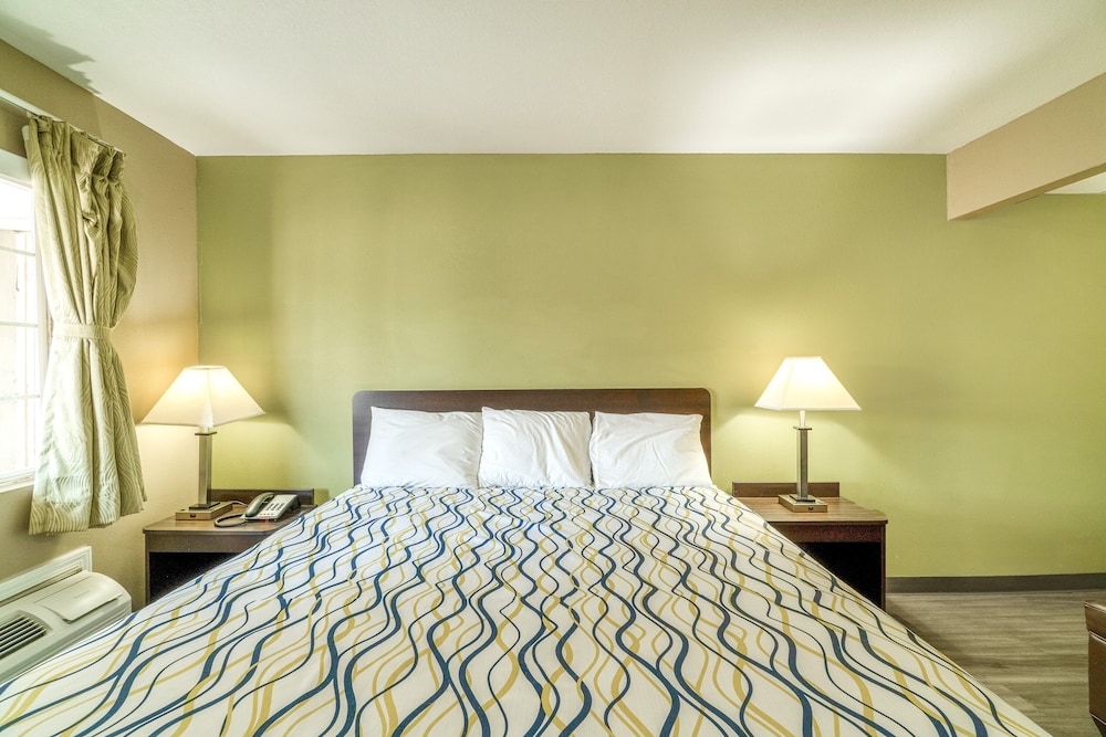 Room, 1 King Bed, Smoking photo 2