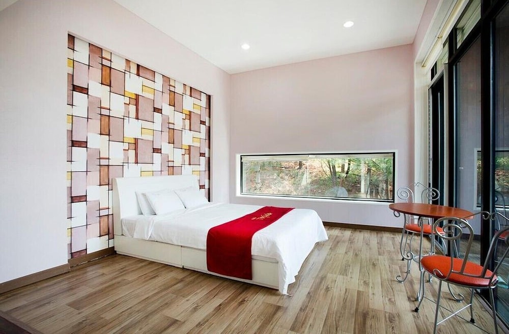 Room (Red) photo 3