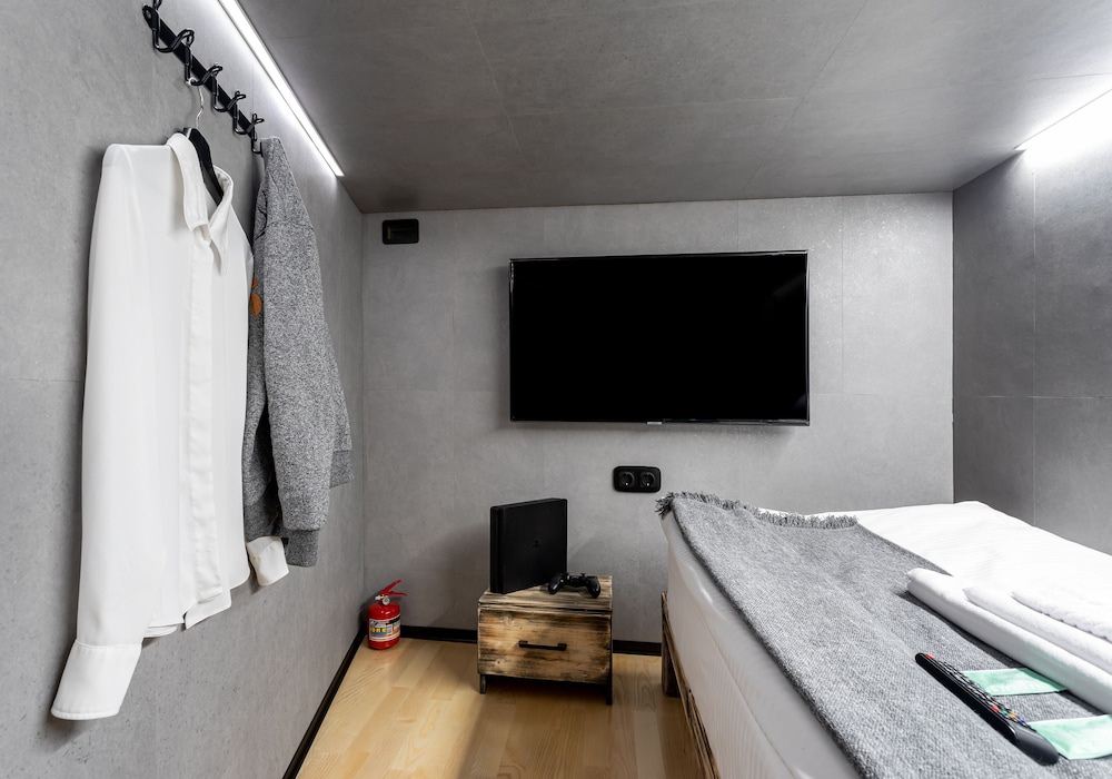 King+ Single Capsule Room with PC 4