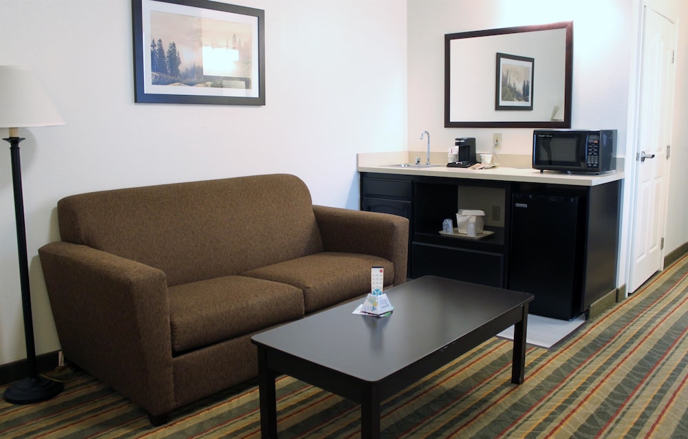 Business Suite, 1 Queen Bed, Non Smoking, Refrigerator & Microwave - Photo 2
