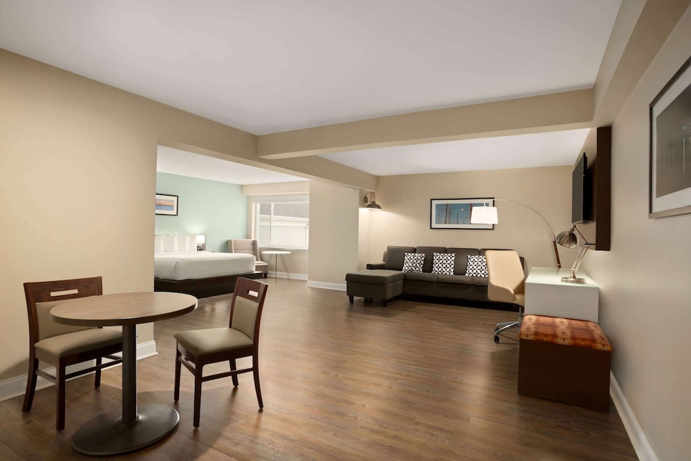 Studio Suite, 1 King Bed, Non Smoking photo 1