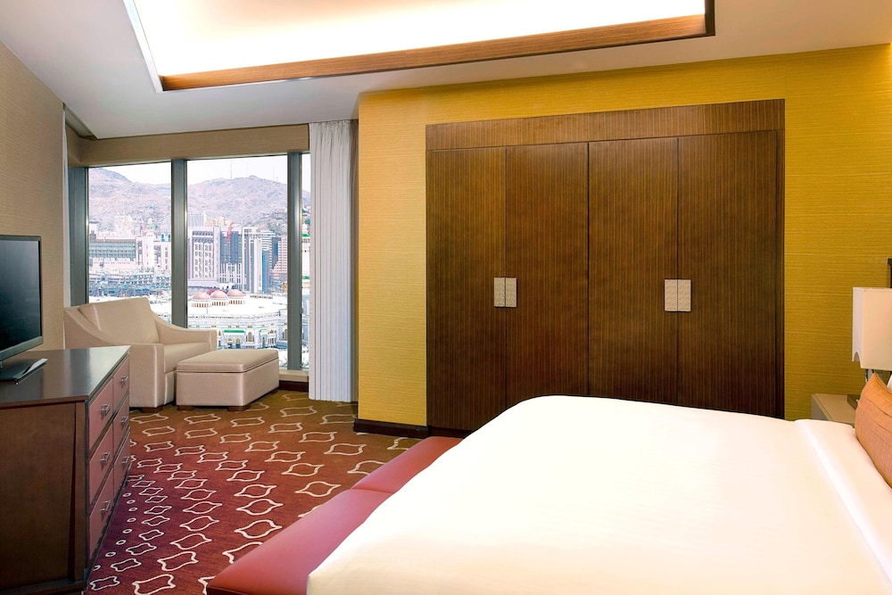 Executive Suite, 1 Bedroom, Smoking (View) photo 2