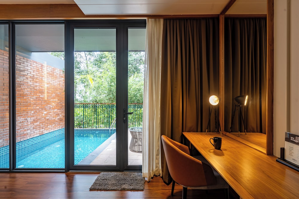 Luxury Suite, 1 King Bed, Private Pool - Photo 4