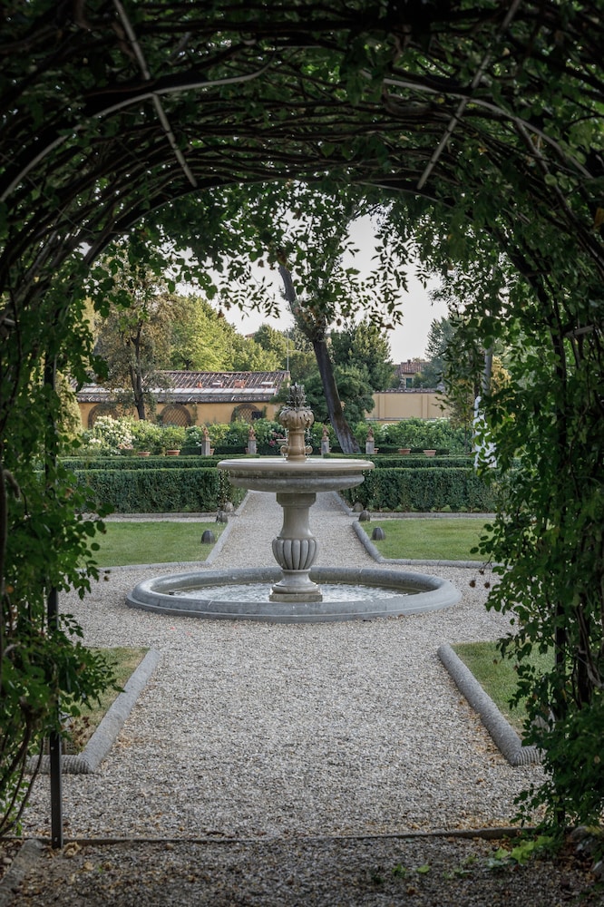 Suite, 1 King Bed (Garden)