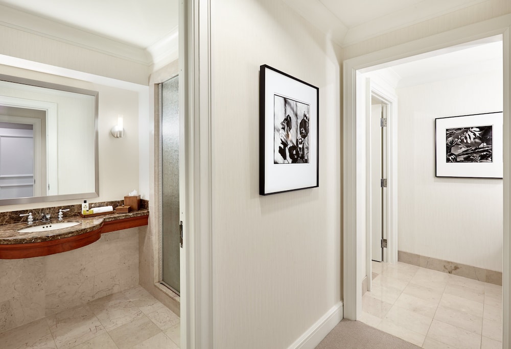 Junior Suite, 1 King Bed with Sofa bed, Accessible (Accessible Tub) - Photo 3