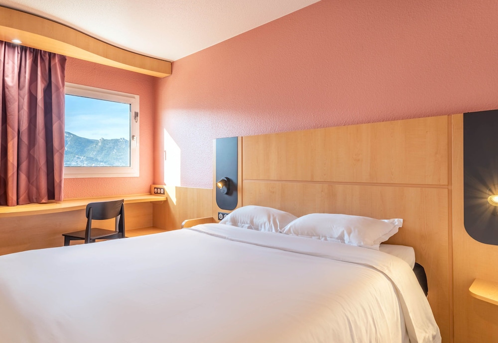 Double Room, Non Smoking - Photo 4