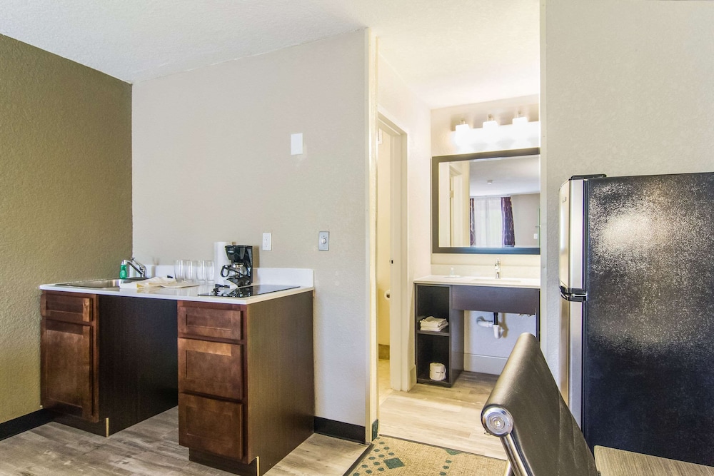 Suite, 2 Queen Beds, Non Smoking (Efficiency) - Photo 7