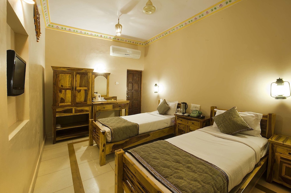Deluxe Room, 1 King Bed photo 3