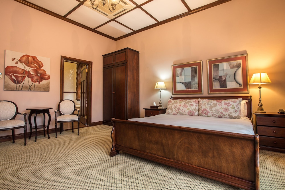 Superior Room, 1 King Bed photo 3