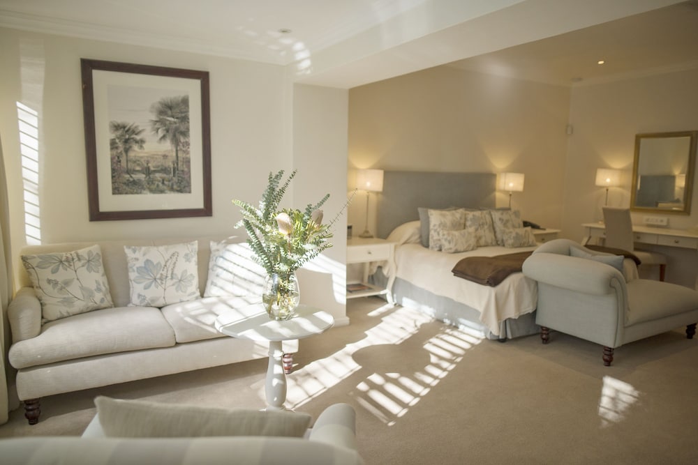 Suite, 1 King Bed, Poolside - Photo 10