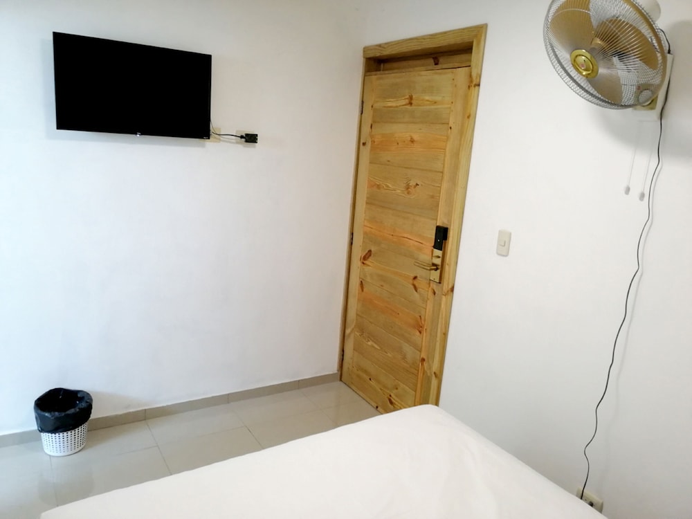 Basic Room, 1 Queen Bed photo 2