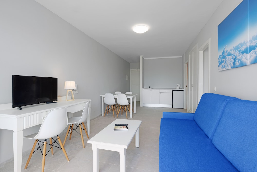 Family Room (3 Adults + 1 children) photo 3