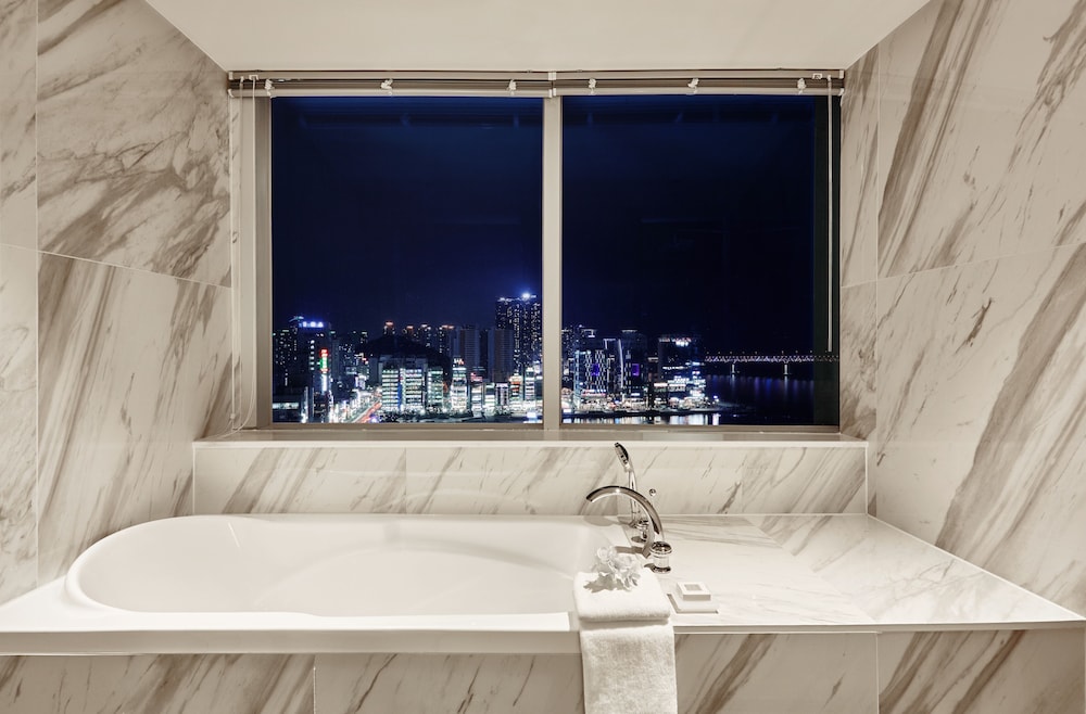 Marine Suite + Complimentary Breakfast For 2 photo 2