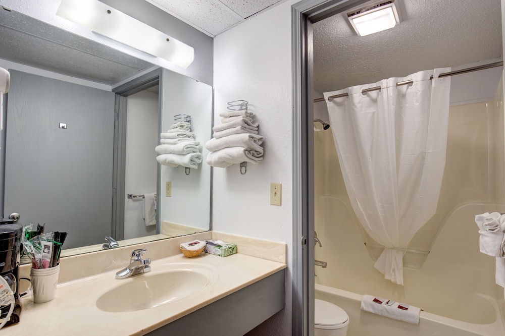 Room, 2 Queen Beds, Non Smoking (Exterior Corridor) - Photo 4