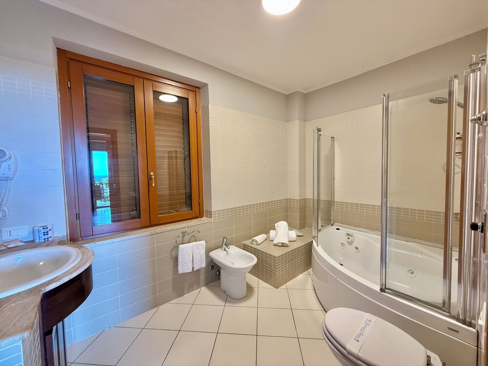 Panoramic Suite, Sea View - Photo 29