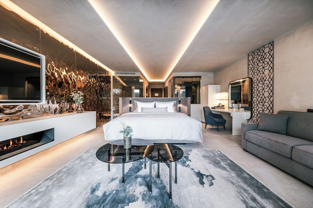 Deluxe Studio Suite, 1 King Bed, Pool View