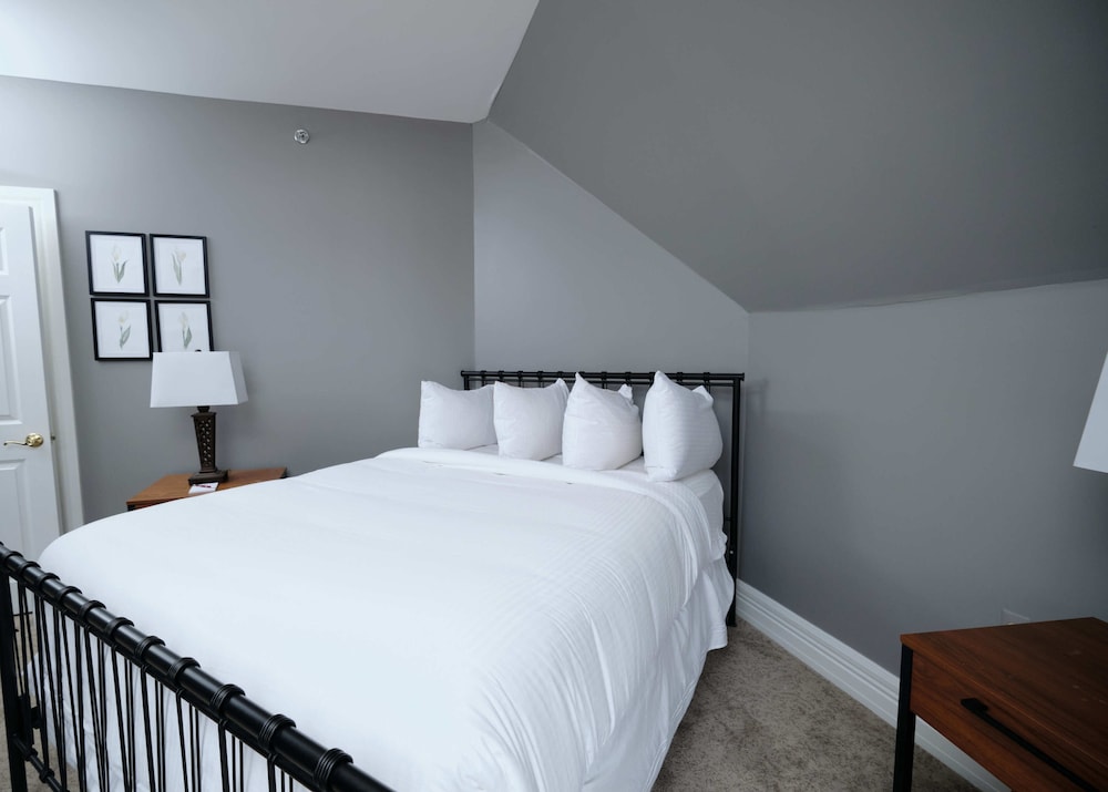 Queen Suite - Photo 3