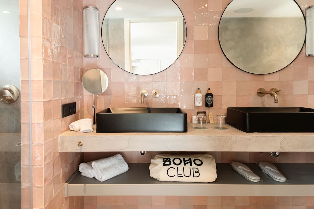 Suite, 1 King Bed, Kitchen thumbnail 5