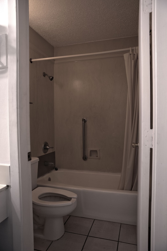 Basic Double Room, 2 Double Beds, Non Smoking photo 2