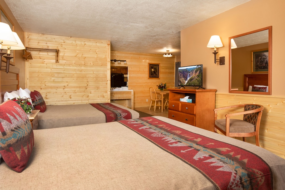 Room, 2 Queen Beds, Kitchenette, Mountain View photo 2