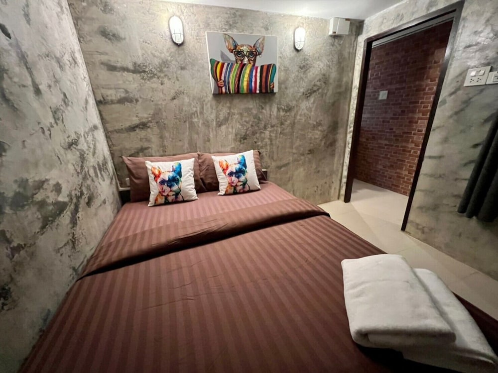 Basic Room, 1 Queen Bed - Photo 20