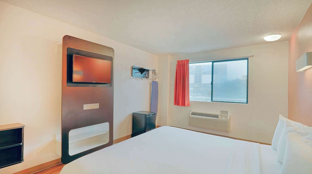 Standard Room, 1 King Bed, Non Smoking, Refrigerator - Photo 1