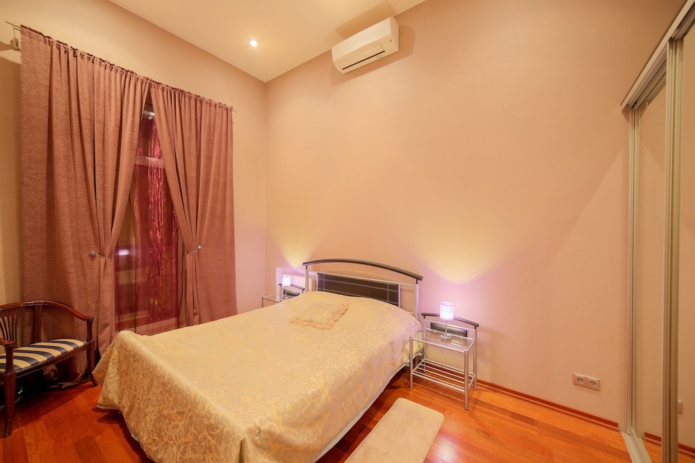 Luxury Apartment, 2 Bedrooms (Bolshaya Morskaya, 21)
