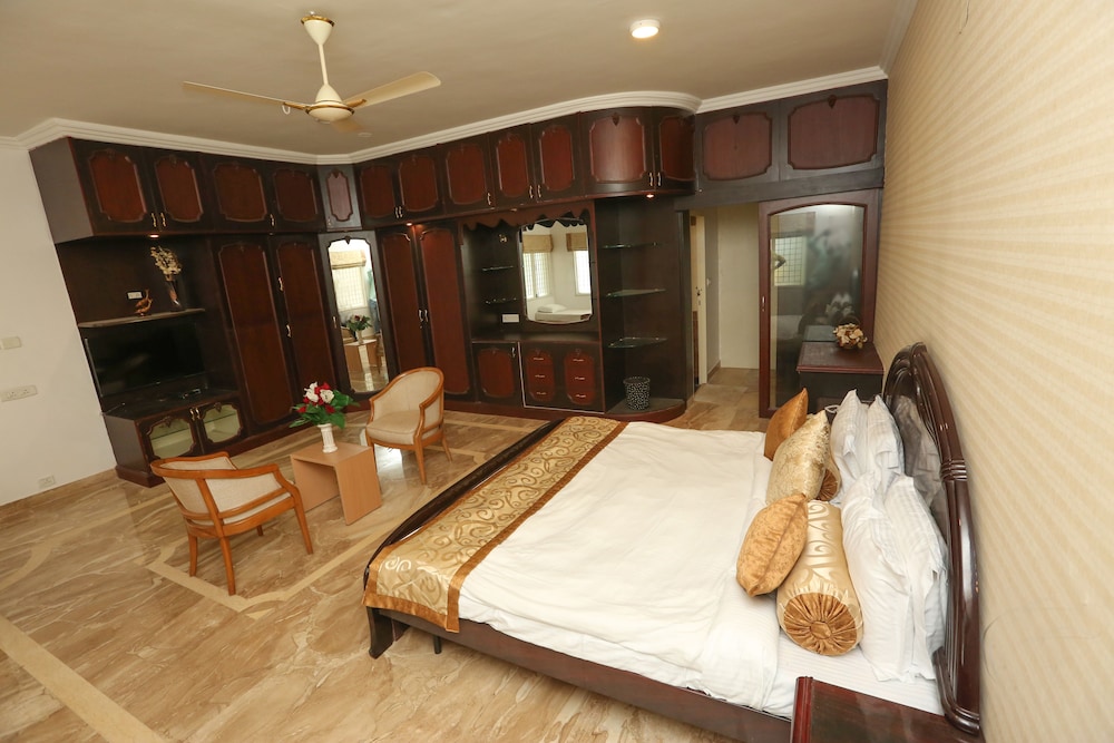 Suite, 1 King Bed photo 2