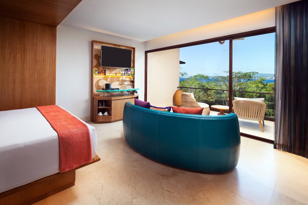 Deluxe Room, 1 King Bed with Sofa bed, Partial Ocean View