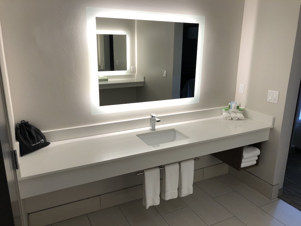 Standard Room, 1 King Bed, Accessible - Photo 13