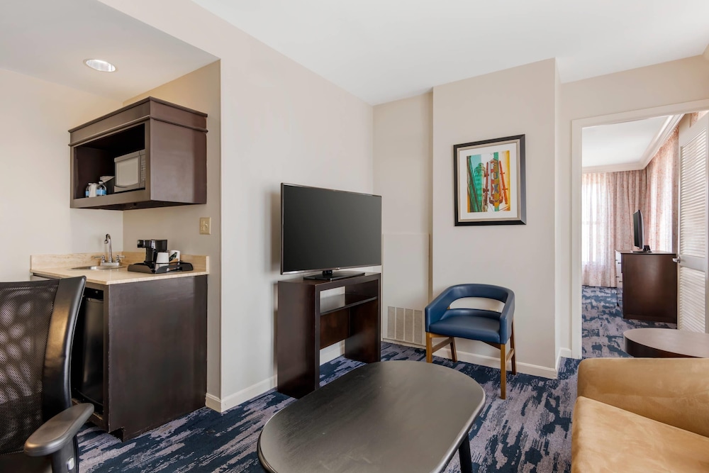 Suite, Multiple Beds, Non Smoking, Corner - Photo 8