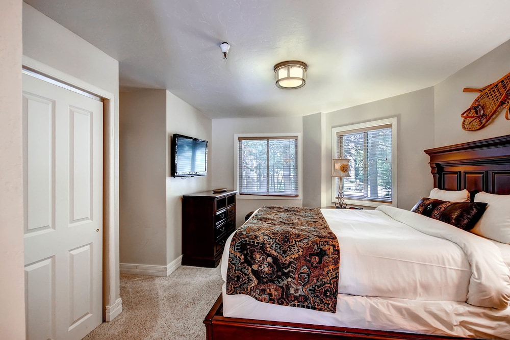 Premier Condo, 1 Bedroom - Photo 2