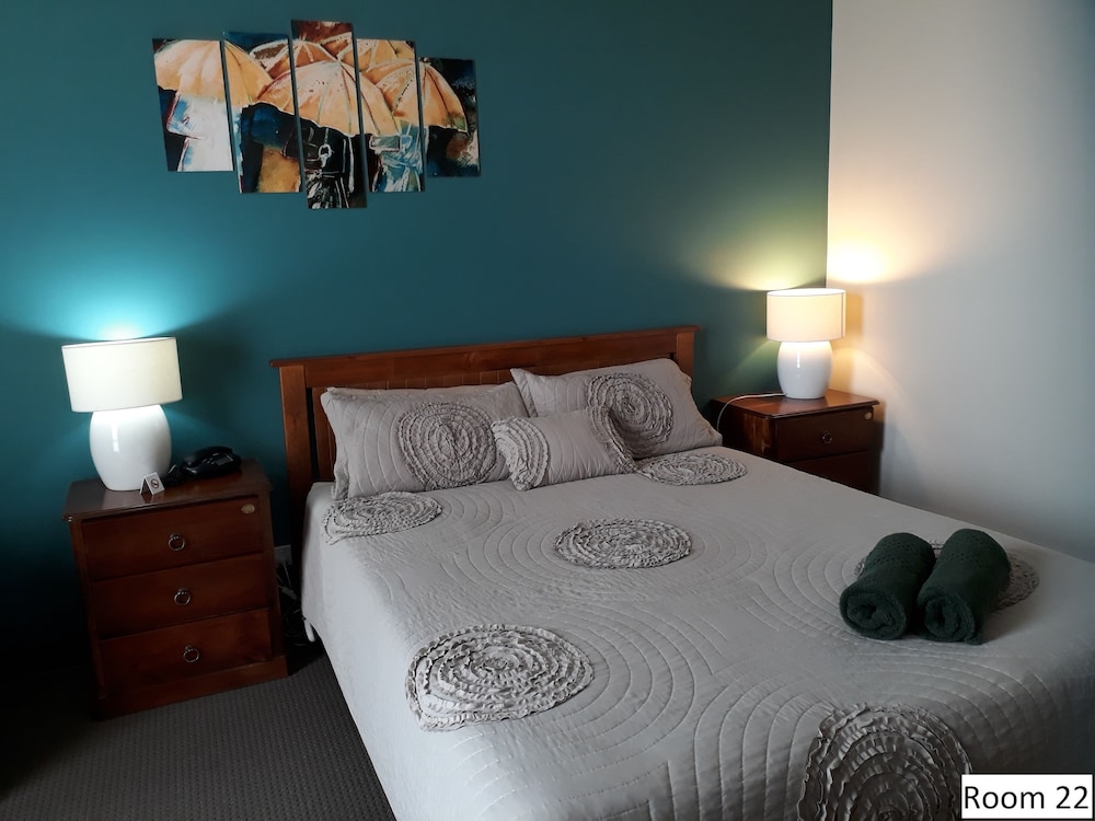 Room 22: Queen Deluxe Room with 50 inch Smart TV located on First Floor photo 1