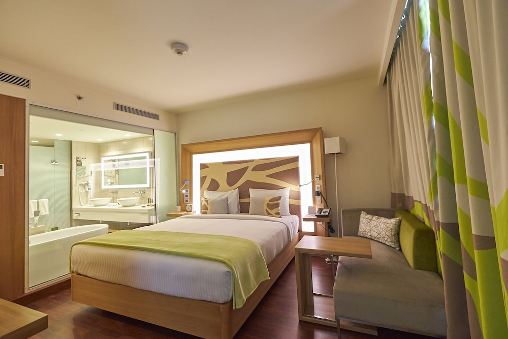 Executive Suite King Bed - Separate Living Room - Bathtub