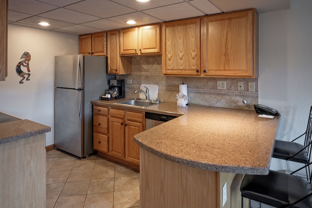 Suite, 1 Bedroom - Photo 7