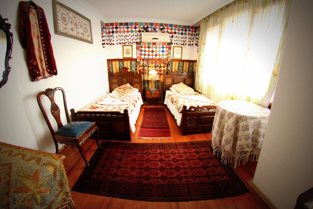 Economy Twin Room, 2 Bedrooms, Shared Bathroom photo 1
