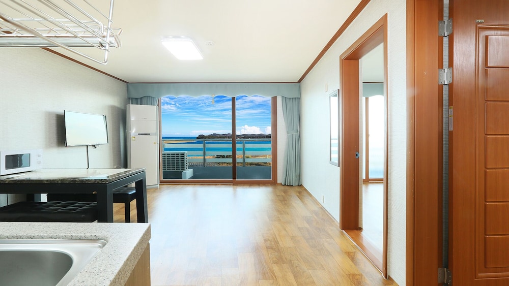 Family Room, Ocean View - Photo 3