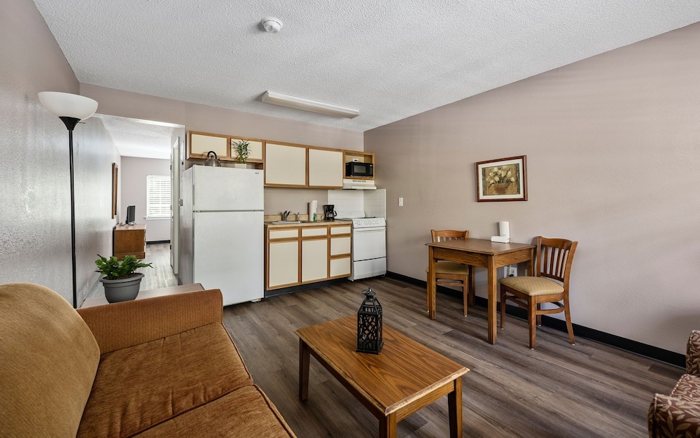 Standard Suite, 1 Queen Bed