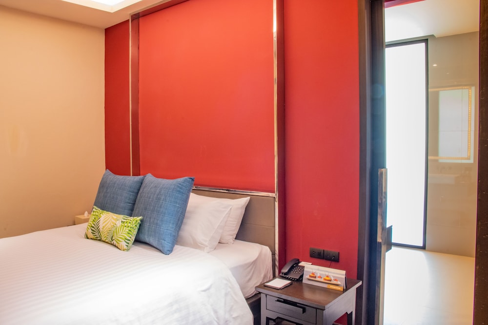 One Bedroom Suite - Photo 3