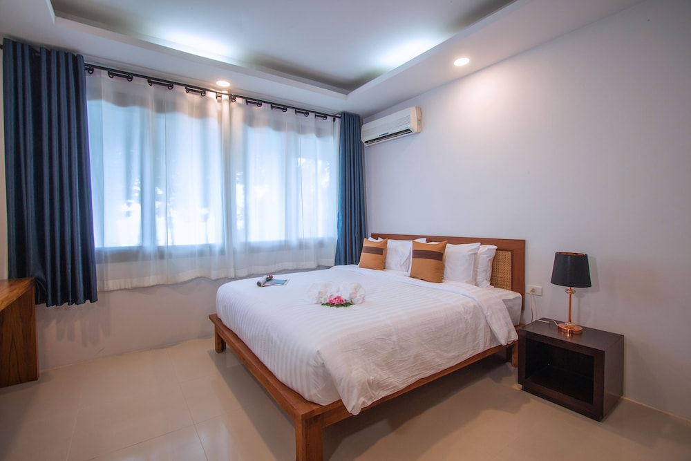 Deluxe Villa With Private Garden - Photo 8