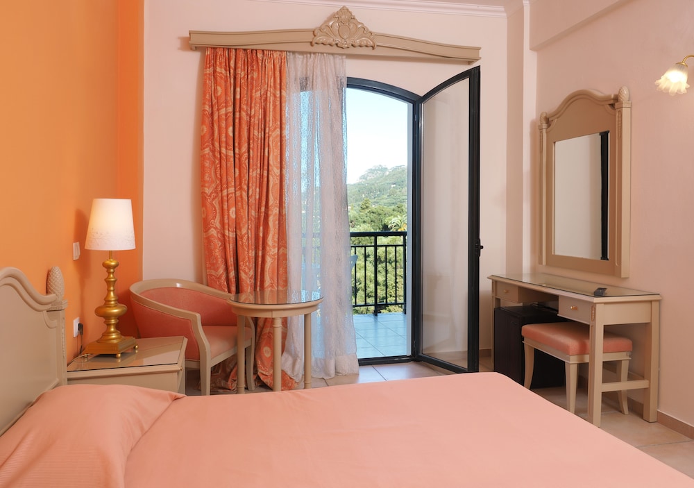 Double or Twin Room, Partial Sea View photo 2