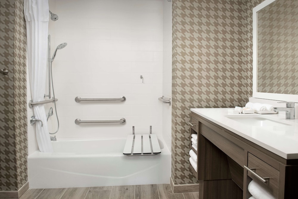 Studio, 1 King Bed, Accessible, Bathtub - Photo 4