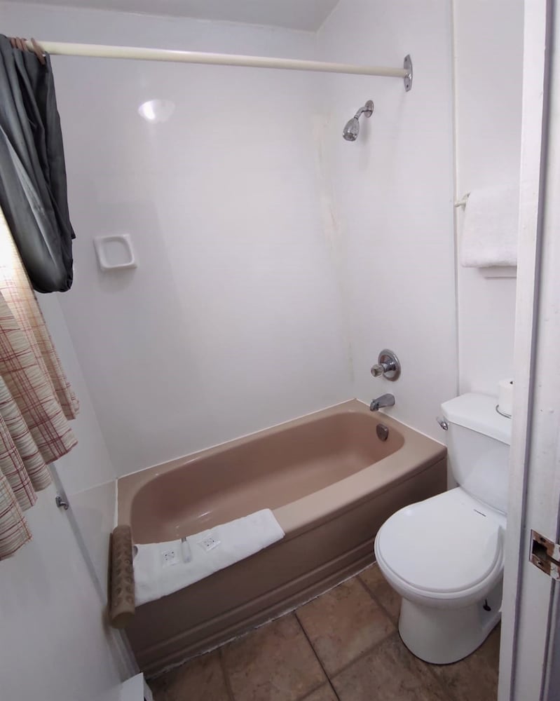 Basic Room, 2 Double Beds photo 3