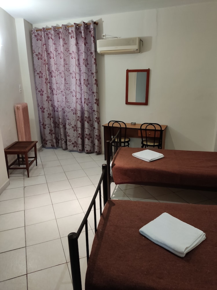Basic Quadruple Room photo 2