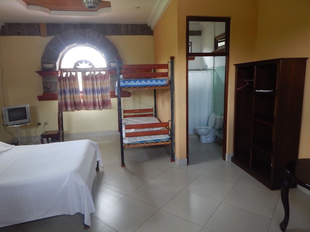 Family Room, 2 Queen Beds, Non Smoking photo 2