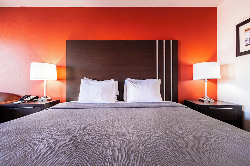 Standard Room, 1 King Bed, Non Smoking - Photo 10