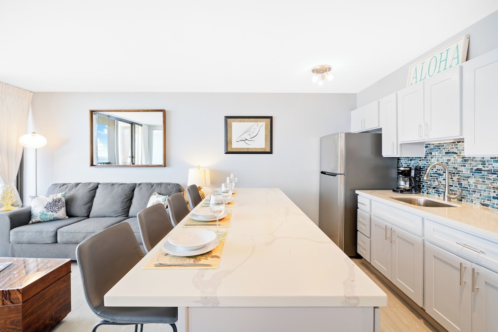 High Floor Ocean View Condo (King Bed and Parking): Condo, 1 Bedroom, Ocean View (0087) photo